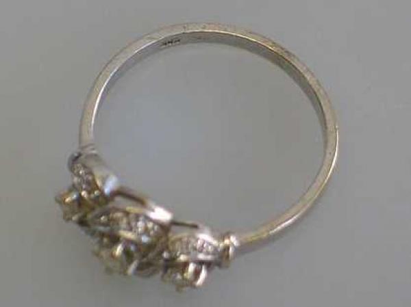 Wunderschöner Ring aus 585er Weißgold mit 11 Diamanten, Größe 55, Gewicht: 2,5g