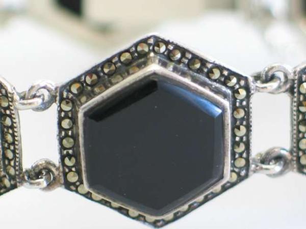 Armband aus 925er Sterlingsilber im Art Deco Stil mit Markasiten und Onyx Schmucksteinen in Hexagon-Form