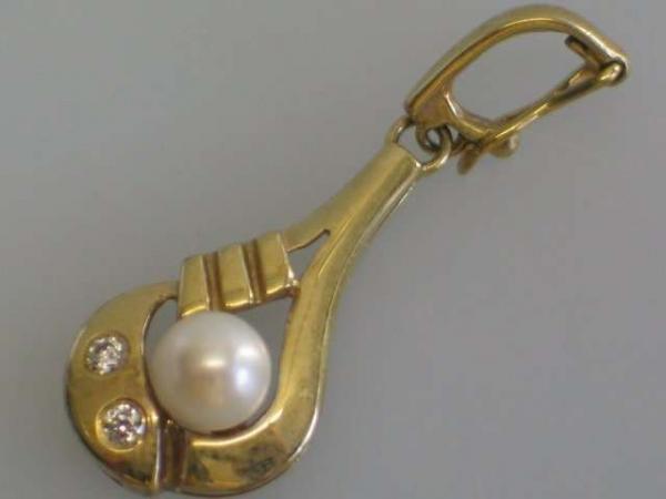 NEU Kettenanhänger aus 375er Gelbgold mit Zirkonia und Perle, Gewicht 2,0g