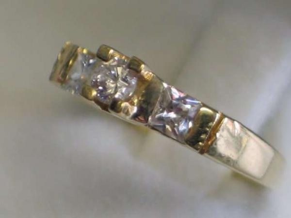 Schmucksteinring aus 585er Gold mit Zirkonia Schmucksteinen, Größe 49, Gewicht: 2,5g