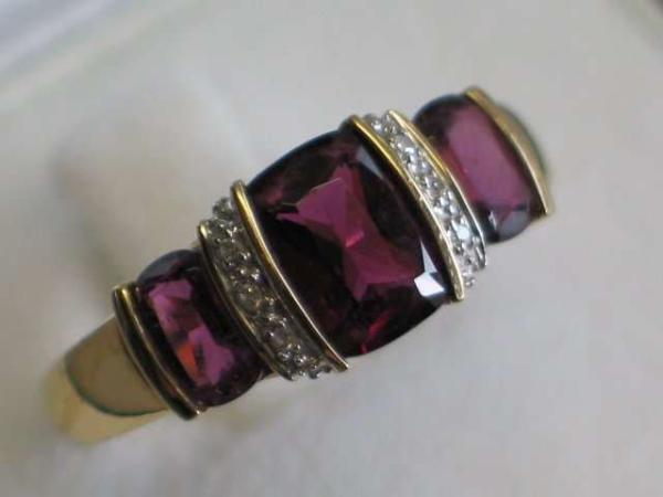 Ring aus 585er Gold mit Diamanten und Rhodolithen, Größe 53, Gewicht: 3,4g