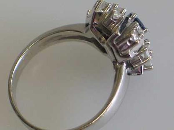 Diamant- Saphirring, 585er Weißgold mit 12 Diamanten und einem Saphir Edelstein, Größe 53, Gewicht: 6,0g