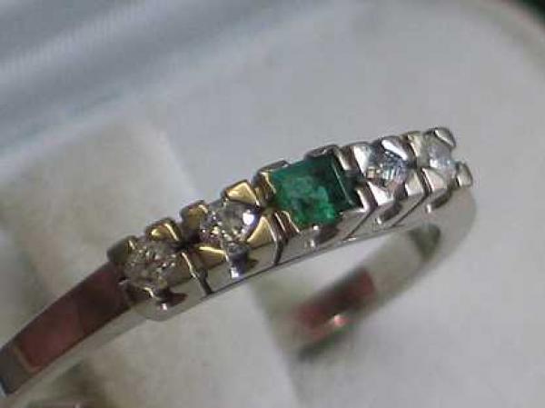 Ring aus 750er Weißgold mit Diamanten 0.12 ct. und Smaragd Edelstein, Größe 55, Gewicht: 3,6g