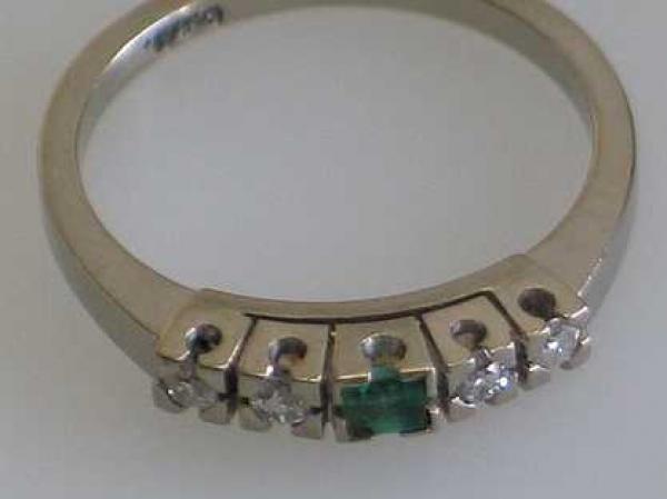 Ring aus 750er Weißgold mit Diamanten 0.12 ct. und Smaragd Edelstein, Größe 55, Gewicht: 3,6g