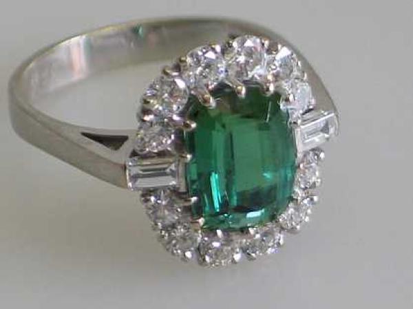 Smaragdring 3.0 ct. mit Diamantkranz 1.26 ct., 750er Weißgold, Größe 57, Gewicht: 8,8g