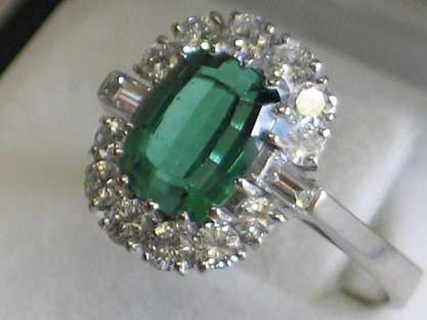Smaragdring 3.0 ct. mit Diamantkranz 1.26 ct., 750er Weißgold, Größe 57, Gewicht: 8,8g
