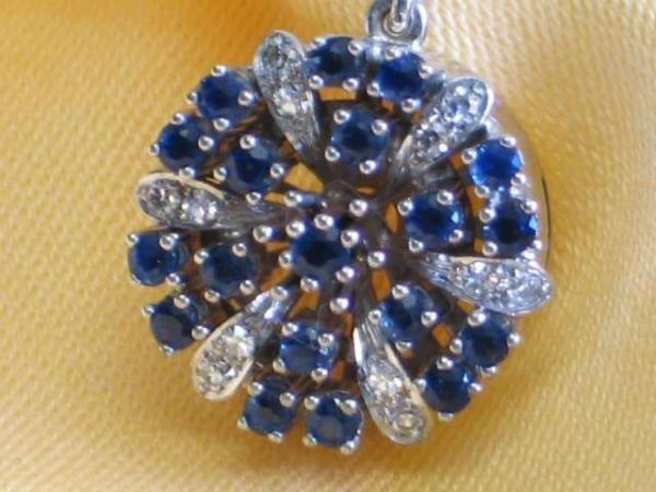 Herrlicher Anhänger für Perlenkette, 585er Weißgold, 12 Diamanten und 19 Saphiren, Gewicht: 7,5g