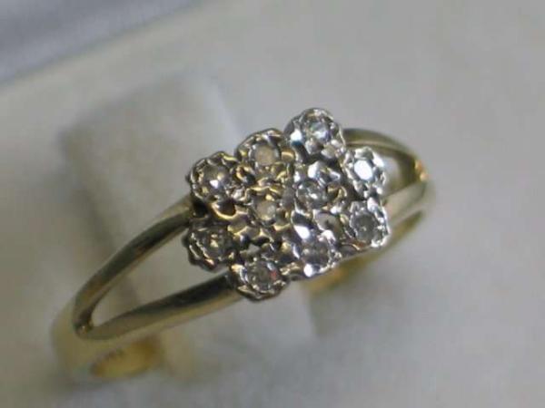 Schicker Damenring aus 585er Gold mit 10 Diamanten, Größe 51, Gewicht: 2,1g