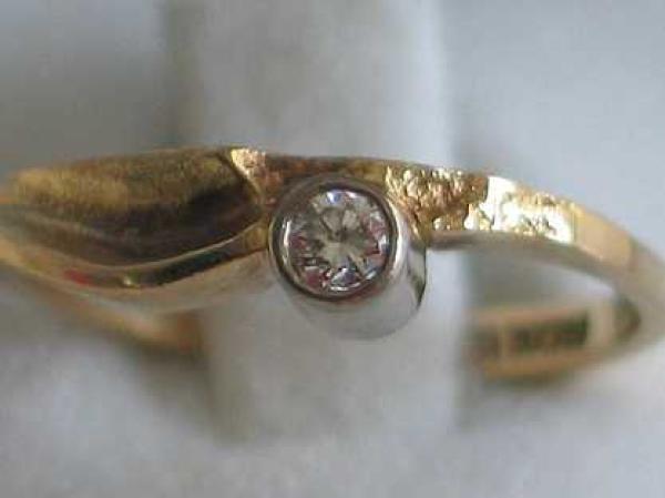 Diamantsolitär Lapponia aus 750er Weiß und Gelbgold, Größe 50, Gewicht: 2,7g