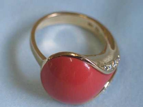 Ausgefallener Ring Koralle mit Diamanten, 750er Gelbgold, Größe 53, Gewicht: 11,6g