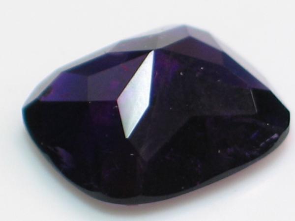 Amethyst im Ceylon-Schliff, Buff Top, Gewicht: 6.3 ct.