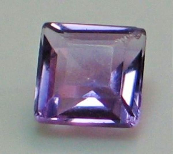 Amethyst im Carréschliff, Gewicht: 0.7 ct.
