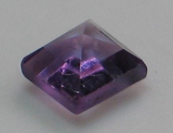 Amethyst im Carréschliff, Gewicht: 0.7 ct.