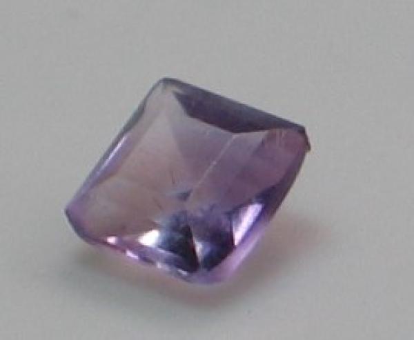 Amethyst im Carréschliff, Gewicht: 0.325 ct.