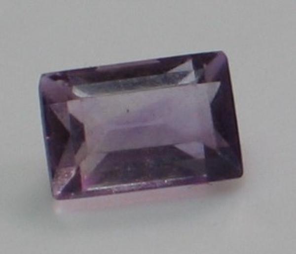 Amethyst im Baguetteschliff, Gewicht: 0.7 ct.