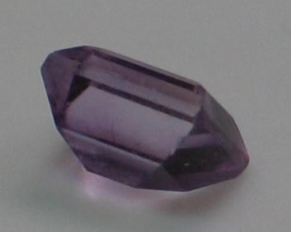 Amethyst im Baguetteschliff, Gewicht: 0.7 ct.