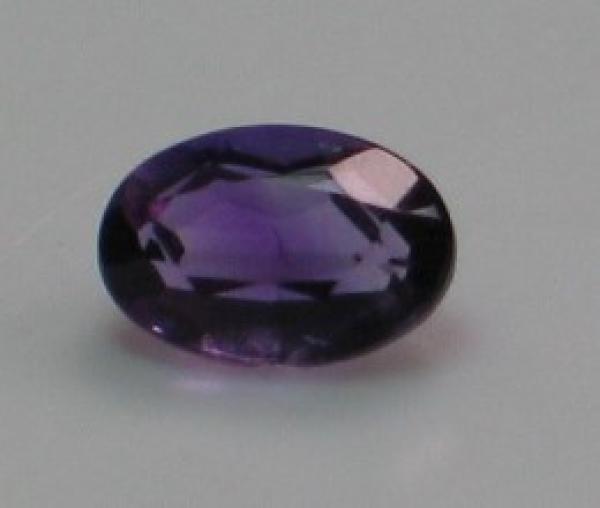 Amethyst im Ovalschliff, Gewicht: 0.45 ct.