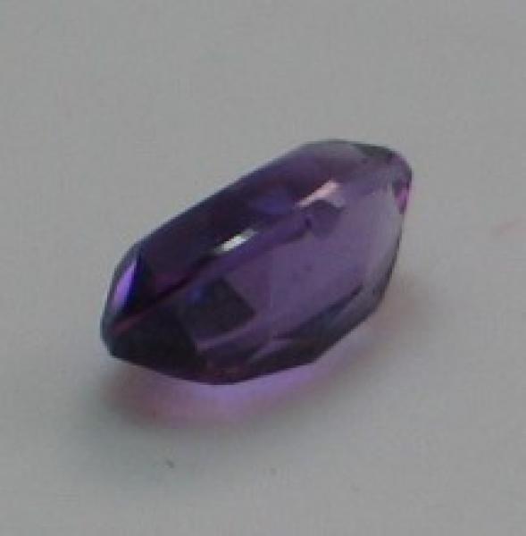 Amethyst im Ovalschliff, Gewicht: 0.45 ct.