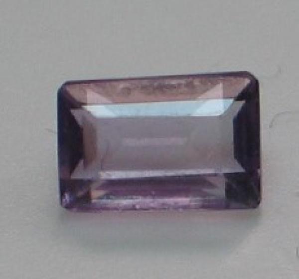 Amethyst im Baguetteschliff, Gewicht: 0.6 ct.