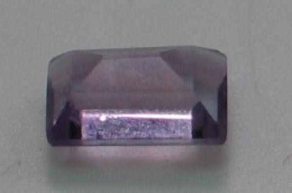 Amethyst im Baguetteschliff, Gewicht: 0.6 ct.
