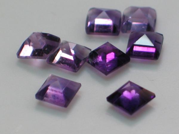 Amethyst im Carréschliff, Gewicht: ~0.2 ct.