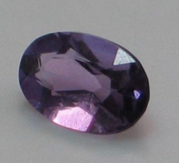 Amethyst im Ovalschliff, Gewicht: 0.385 ct.
