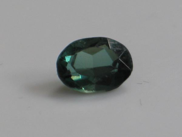Turmalin, blaugrün, Ovalschliff, Gewicht: 1.2 ct.