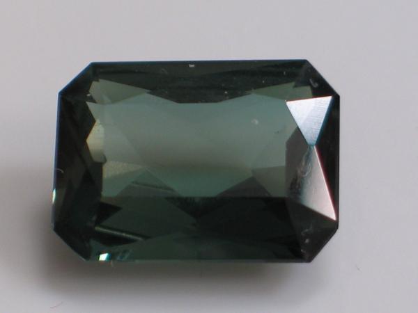 Turmalin, dunkelgrün, gemischter Smaragdschliff, Gewicht: 10.9 ct.