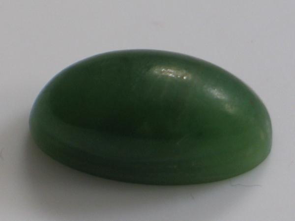 Turmalin, lindgrün, Cabochon, oval, Gewicht: 8.0 ct.