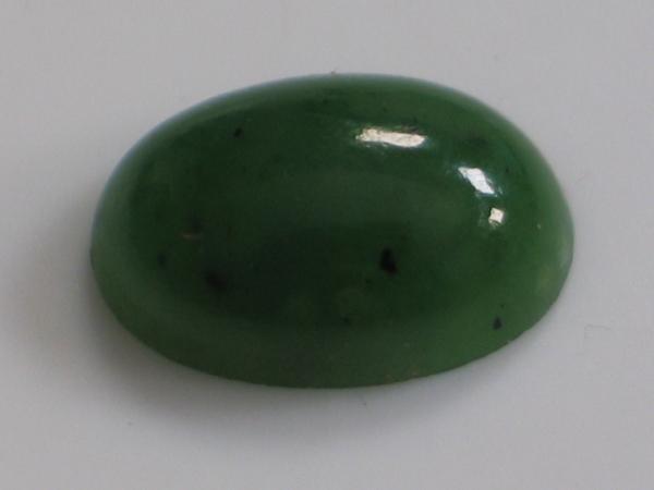 Turmalin, lindgrün, Cabochon, oval, Gewicht: 5.9 ct.