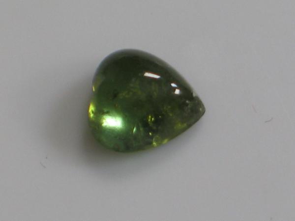 Peridot, grasgrün, Herzschliff, Gewicht: 1.5 ct.