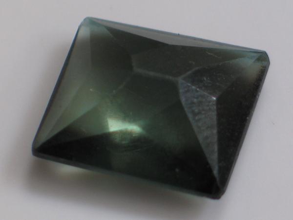 Turmalin, dunkelgrün, rechteckig, Flachtafelstein mit gewölbter Tafel, Gewicht: 14.4 ct.