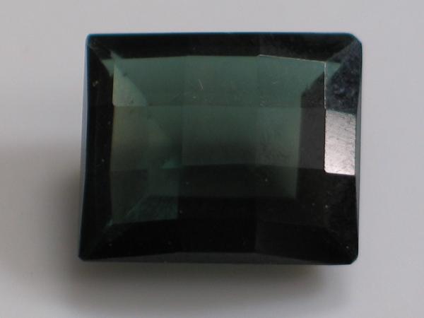 Turmalin, dunkelgrün, rechteckig, Flachtafelstein mit facettierter Tafel, Gewicht: 15.0 ct.