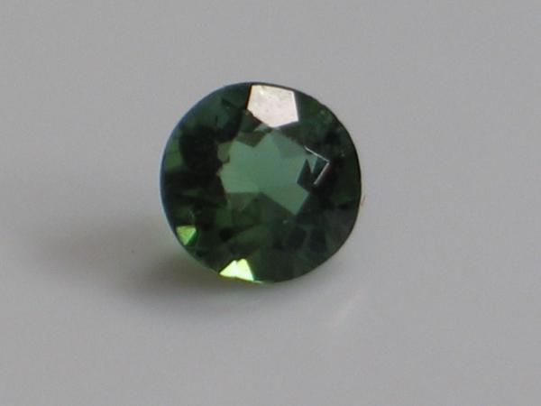 Turmalin, dunkelgrün, rund, 0.60 ct, Maße: 5,41-5,44 x 3,31 mm