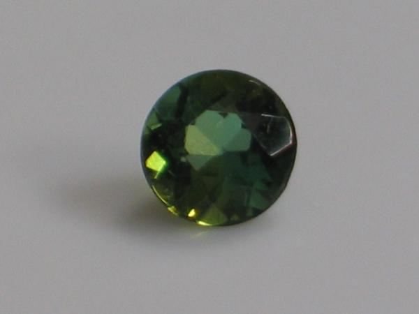 Turmalin, dunkelgrün, rund, 0.62 ct, Maße: 5,48-5,53 x 3,45 mm