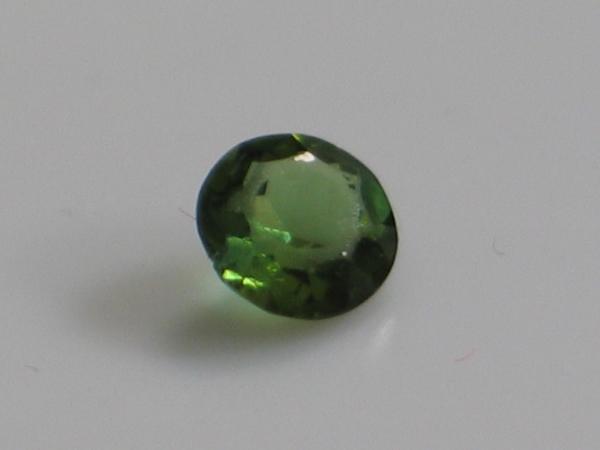 Turmalin, dunkelgrün, rund, 0.46 ct, Maße: 5,04-5,06 x 3,00 mm