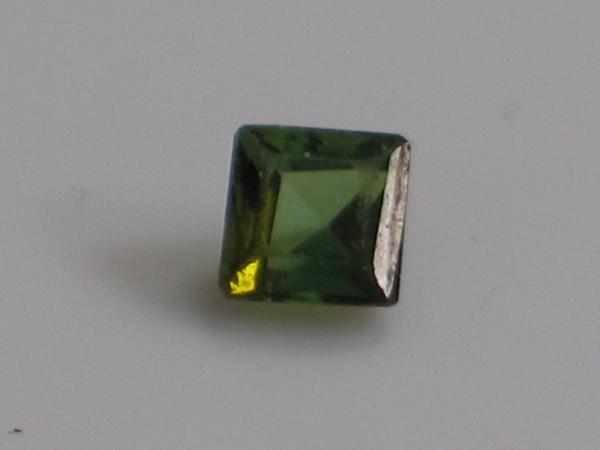 Turmalin, grün, Carré, 0.41 ct, Maße: 4,21-4,23 x 3,11 mm