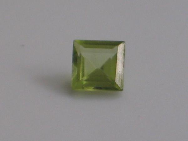 Turmalin, grasgrün, Carré, 0.36 ct, Maße: 4,05-4,08 x 2,73 mm
