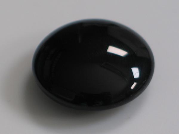 Onyx Rundplatte -schwarz- , rund, beidseitig gewölbt, L/B/H 19,23-19,31 x 7,28 mm, Gewicht: 18.0 ct.