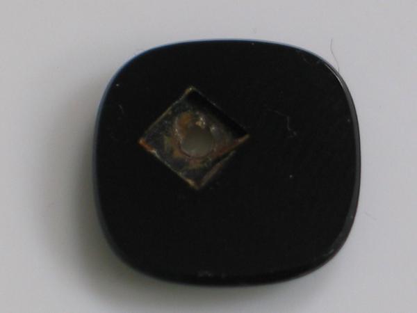 Onyx Platte -schwarz- , Carré mit Loch, abgerundete Ecken, Randfacette, L/B/H 12,39-12,41 x 2,29 mm, Gewicht: 3.0 ct.