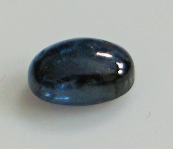 Saphir Cabochon, blau, Maße: 6,08 x 4,09 x 2,91 mm, Gewicht: 0.8 ct.