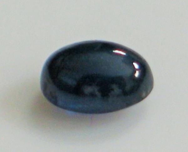 Saphir Cabochon, blau, Maße: 5,81 x 4,03 x 3,18 mm, Gewicht: 0.78 ct.