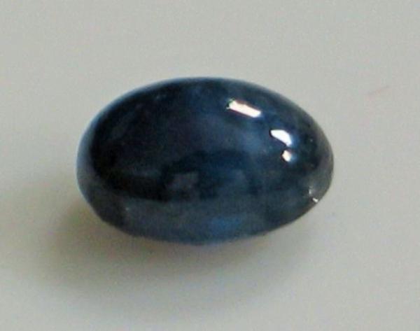 Saphir Cabochon, blau, Maße: 6,07 x 4,12 x 3,52 mm, Gewicht: 0.9 ct.