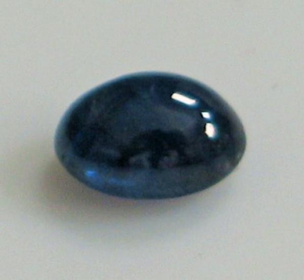 Saphir Cabochon, blau, Maße: 5,78 x 4,13 x 3,01 mm, Gewicht: 0.77 ct.