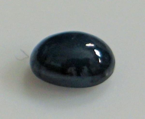 Saphir Cabochon, blau, Maße: 5,84 x 4,06 x 2,93 mm, Gewicht: 0.78 ct.