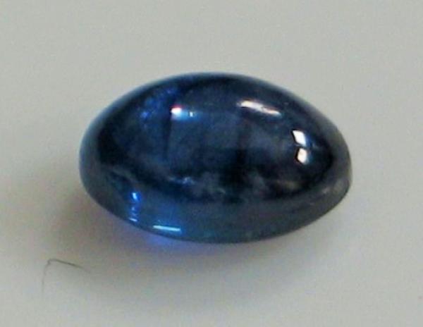 Saphir Cabochon, blau, Maße: 5,96 x 4,05 x 3,13 mm, Gewicht: 0.77 ct.