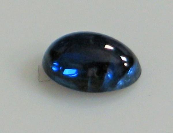 Saphir Cabochon, blau, Maße: 5,96 x 4,02 x 2,38 mm, Gewicht: 0.59 ct.