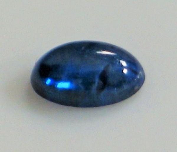 Saphir Cabochon, blau, Maße: 5,99 x 3,97 x 2,43 mm, Gewicht: 0.58 ct.