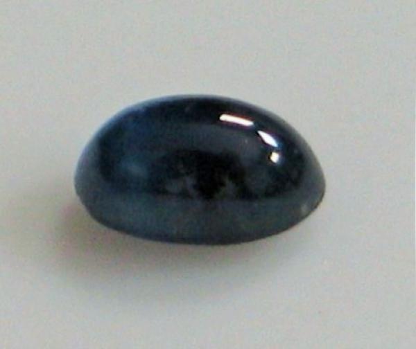Saphir Cabochon, blau, Maße: 4,97 x 3,11 x 2,63 mm, Gewicht: 0.4 ct.