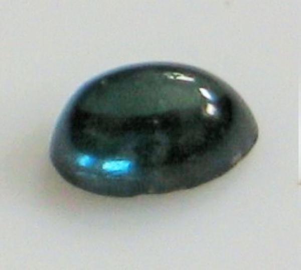 Saphir Cabochon, blaugrün, Maße: 4,41 x 3,03 x 2,14 mm, Gewicht: 0.3 ct.
